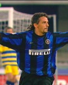 Roberto Baggio esulta con la maglia nerazzurra nella stagione 1999/00.