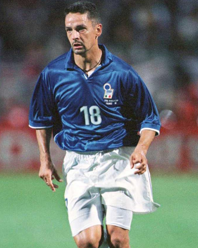 Roberto Baggio esulta dopo il gol contro il Cile a Francia '98 con la maglia azzurra.