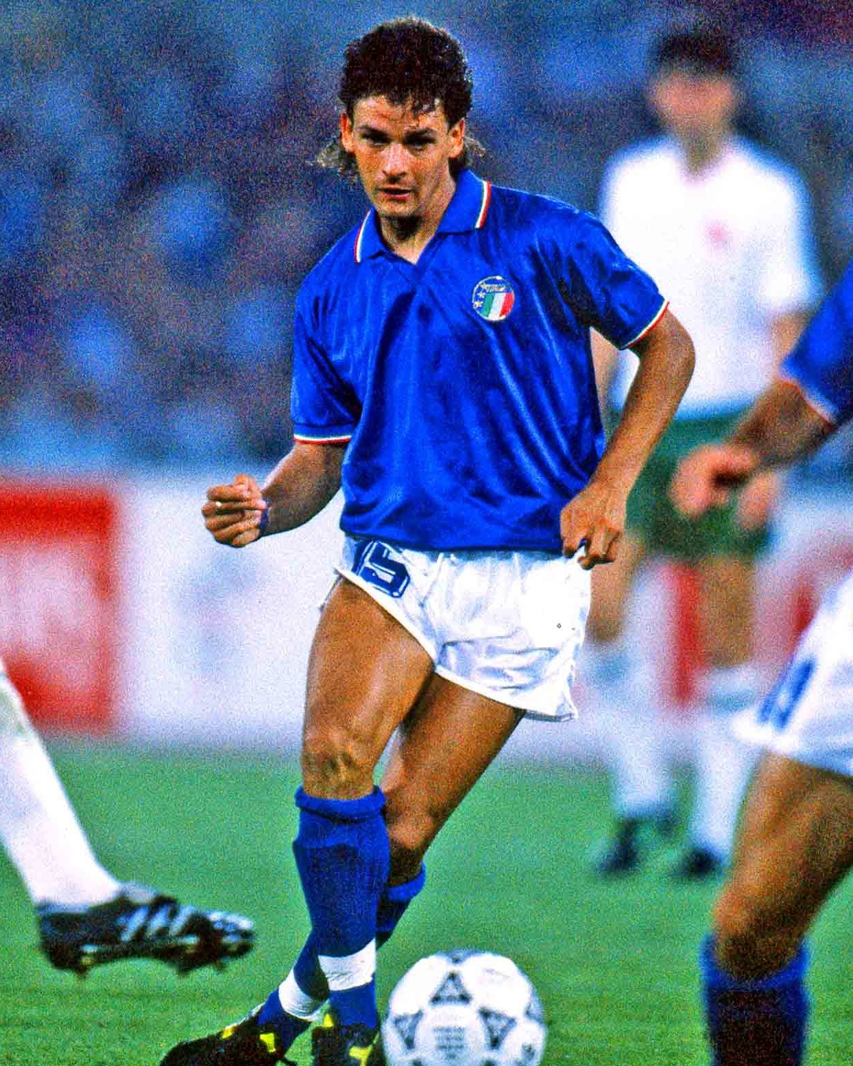 Roberto Baggio esulta dopo il gol leggendario a Italia '90 con la maglia azzurra.