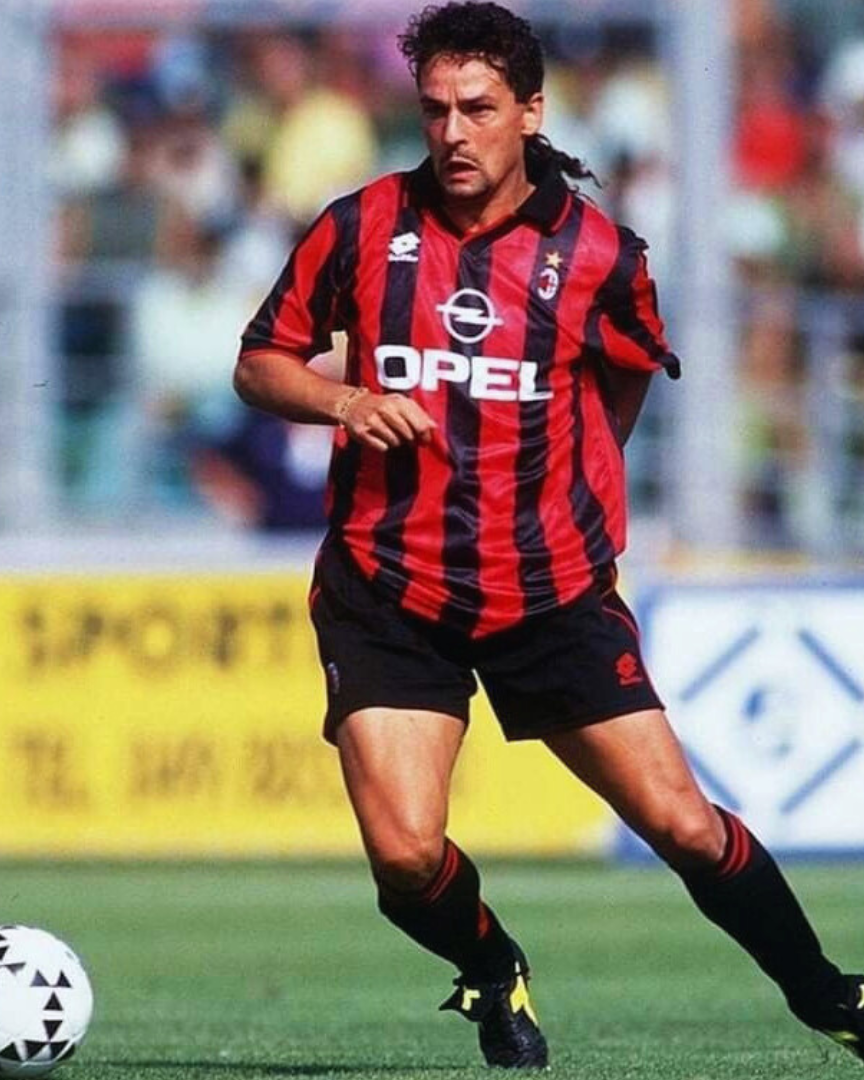 Roberto Baggio in azione con la maglia casalinga del Milan nella stagione 1995/96.