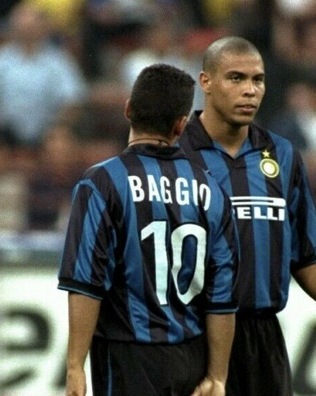 Roberto Baggio in azione con la maglia dell'Inter durante la stagione 1998/99.