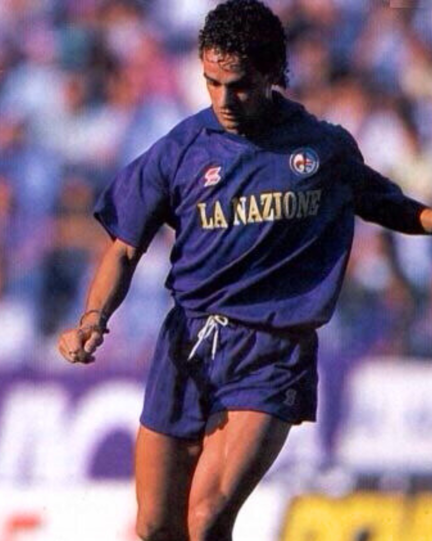Roberto Baggio in azione con la maglia viola della Fiorentina nella stagione 1989/90.