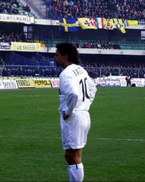 Roberto Baggio in campo con la maglia away bianca dell'Inter nella stagione 1998/99.