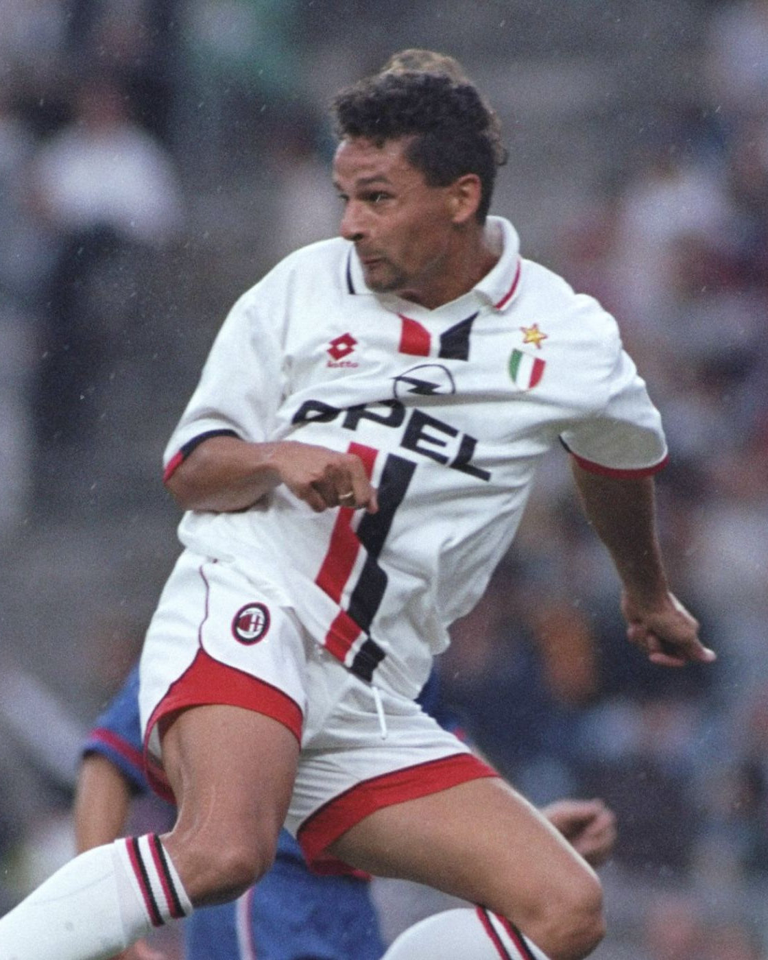Roberto Baggio in campo con la maglia bianca da trasferta del Milan 1996/97.