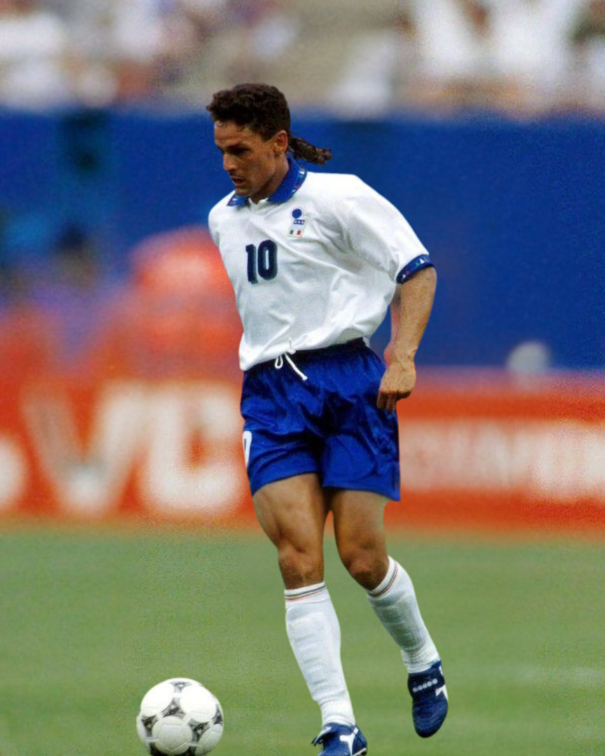 Roberto Baggio in campo con la maglia bianca dell'Italia a USA '94.