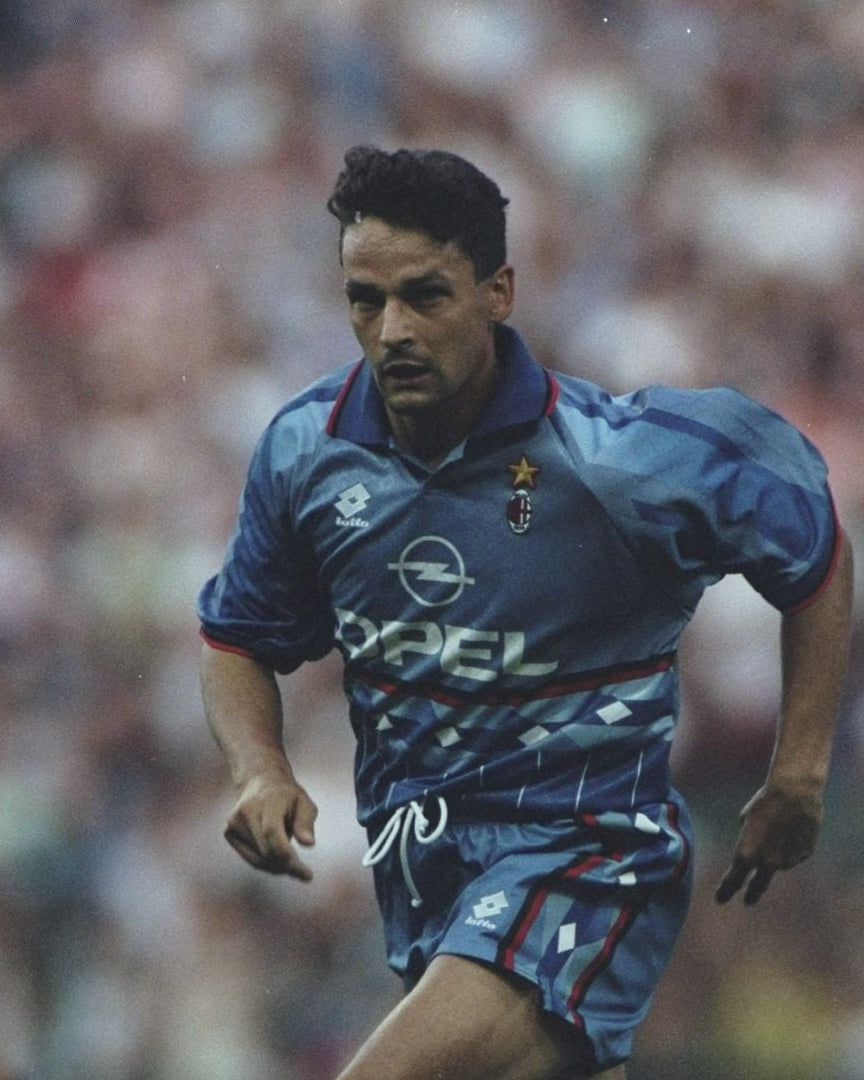 Roberto Baggio in campo con la quarta maglia blu del Milan stagione 1995/96.
