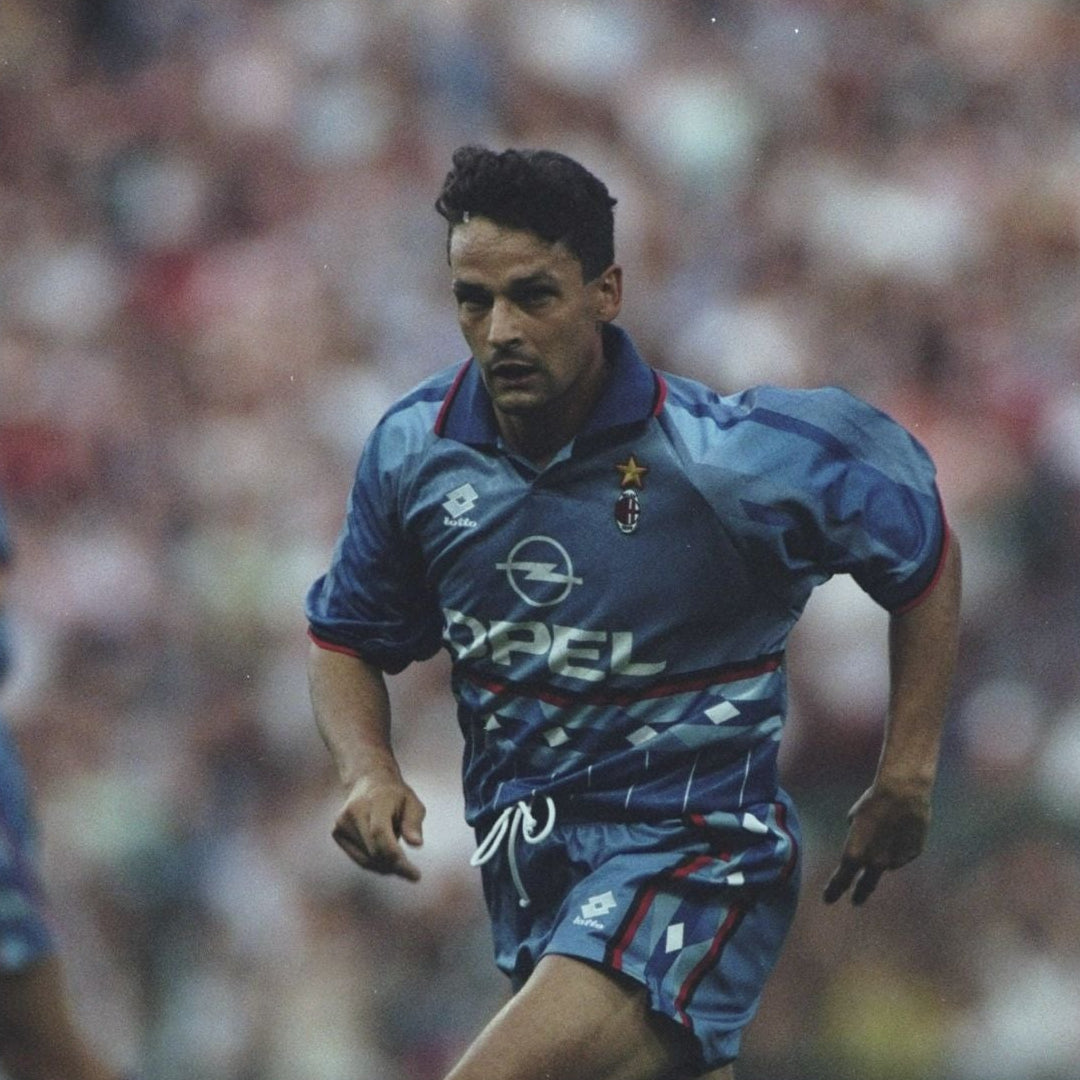 Roberto Baggio in campo con la quarta maglia blu del Milan stagione 1995/96.