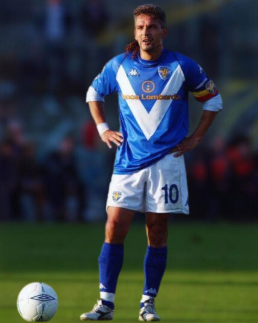 Roberto Baggio saluta i tifosi indossando la maglia del Brescia nella sua ultima partita.