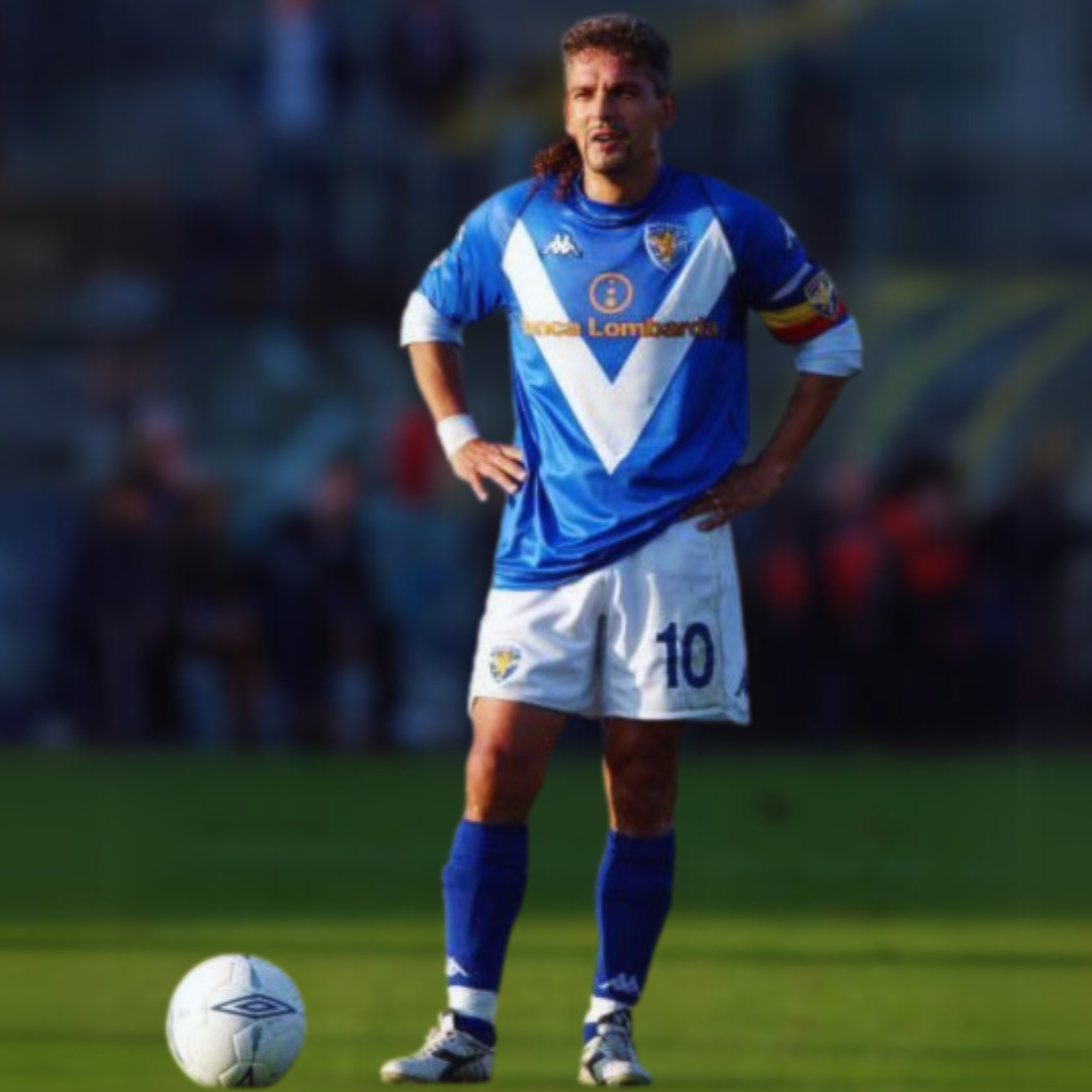 Roberto Baggio saluta i tifosi indossando la maglia del Brescia nella sua ultima partita.
