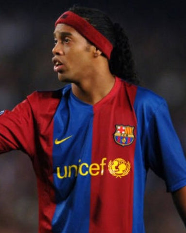 Ronaldinho Barcellona 2006/07 in azione con maglia home blaugrana