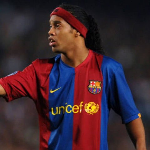 Ronaldinho Barcellona 2006/07 in azione con maglia home blaugrana