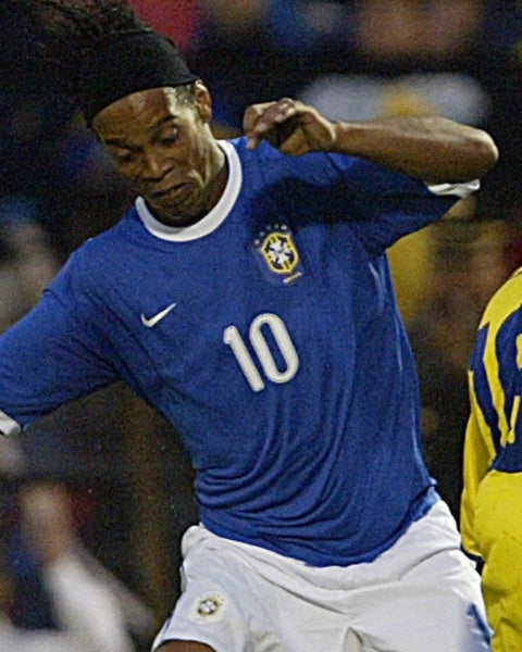 Ronaldinho Brasile 2010 in azione con maglia away blu