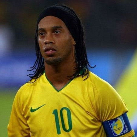 Ronaldinho Brasile 2010 in azione con maglia home gialla