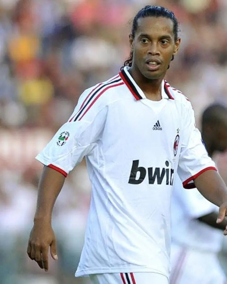 Ronaldinho con maglia Milan away 2009/10 durante partita ufficiale