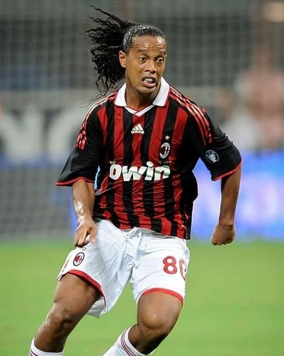 Ronaldinho con maglia Milan home 2008/09 durante partita ufficiale