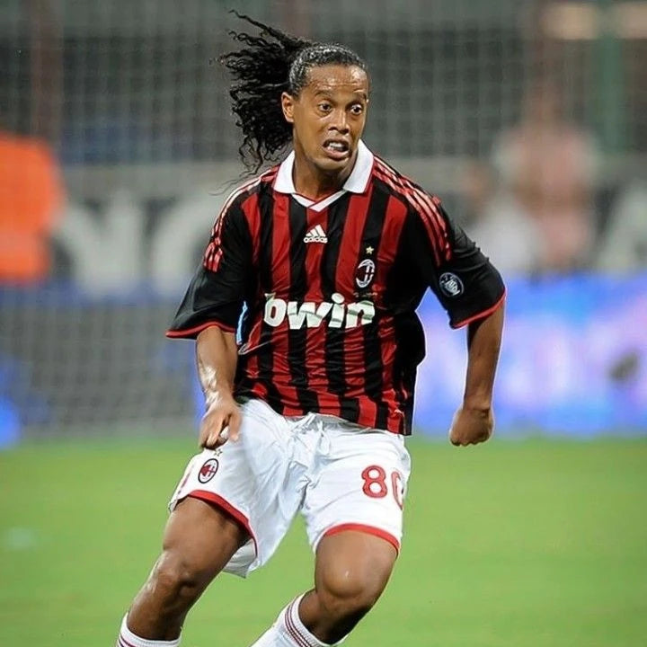 Ronaldinho con maglia Milan home 2008/09 durante partita ufficiale