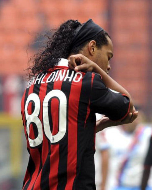 Ronaldinho con maglia Milan home 2009/10 durante partita ufficiale
