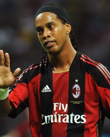 Ronaldinho con maglia Milan home 2010/11 durante partita ufficiale
