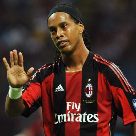 Ronaldinho con maglia Milan home 2010/11 durante partita ufficiale