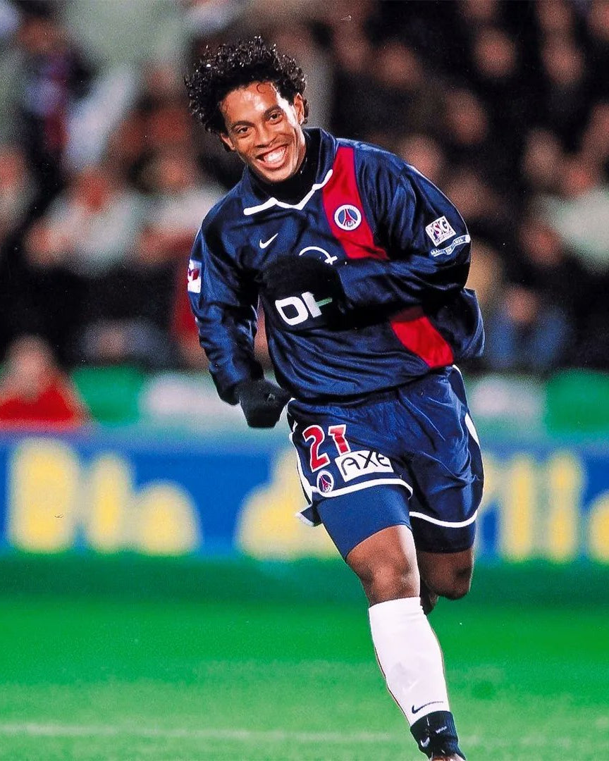 Ronaldinho con maglia PSG 2001/02 home durante partita ufficiale