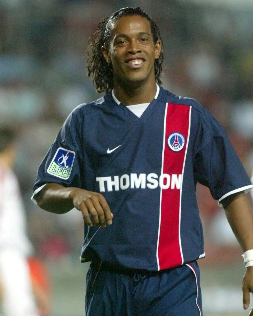 Ronaldinho con maglia PSG home 2002/03 durante partita ufficiale