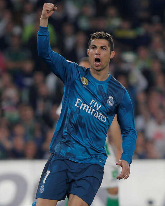 Ronaldo che esulta indossando il kit third turchese del Real Madrid durante la stagione 2017/18.
