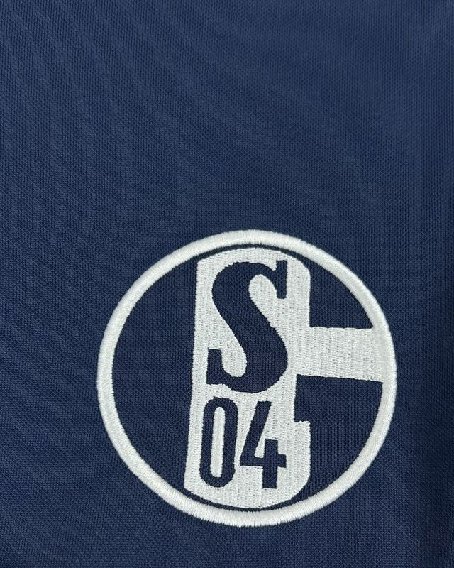 Jersey Schalke 04 away 2010/11 appesa con design Bundesliga classico