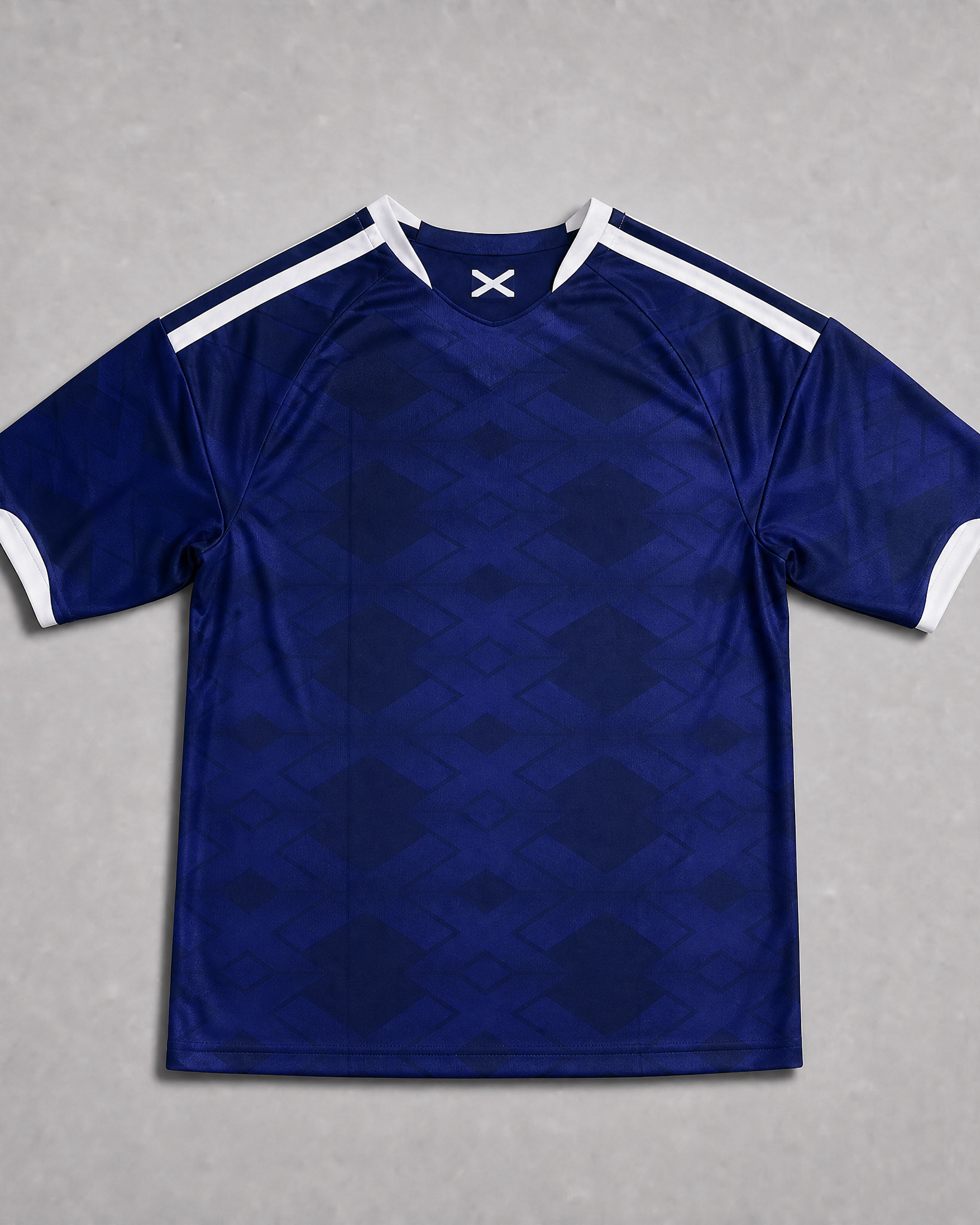 Kit casalingo nazionale Scozia FIFA World Cup 2026 — maglia appesa, colore blu navy profondo, dettagli bianchi sulle spalle e sul collo, divisa da calcio da collezione prima del Mondiale