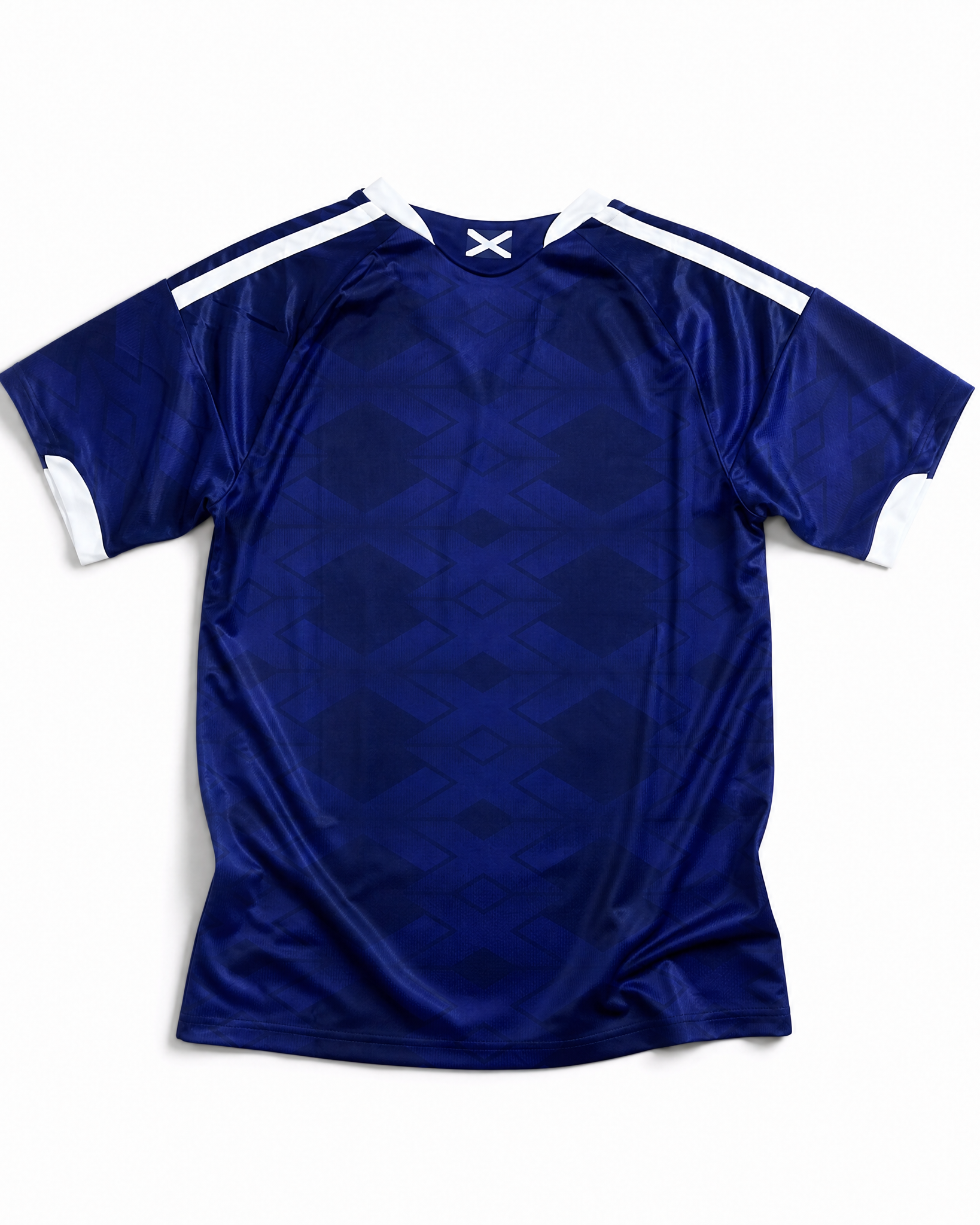Kit casalingo nazionale Scozia FIFA World Cup 2026 — maglia appesa, colore blu navy profondo, dettagli bianchi sulle spalle e sul collo, divisa da calcio da collezione prima del Mondiale