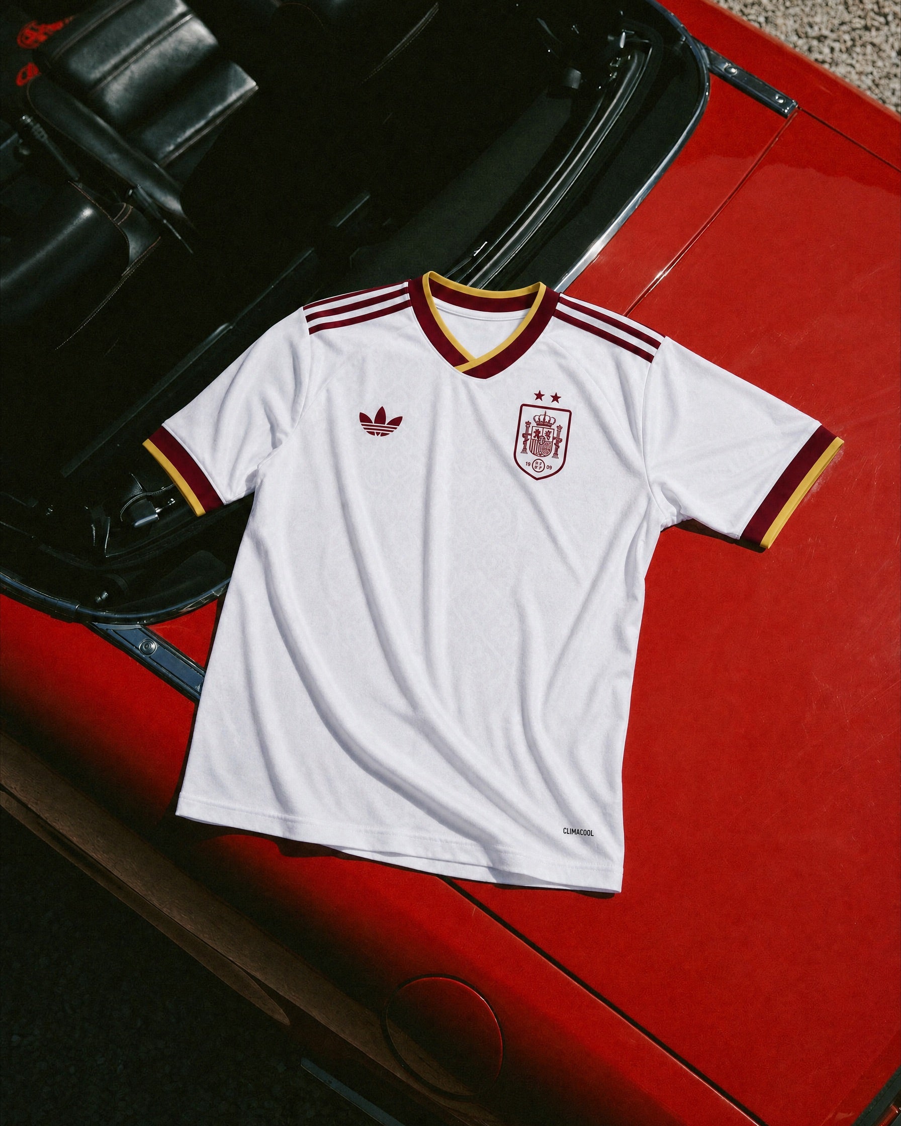 Maglia nazionale Spagna Away 2026 da collezione con dettagli storici.