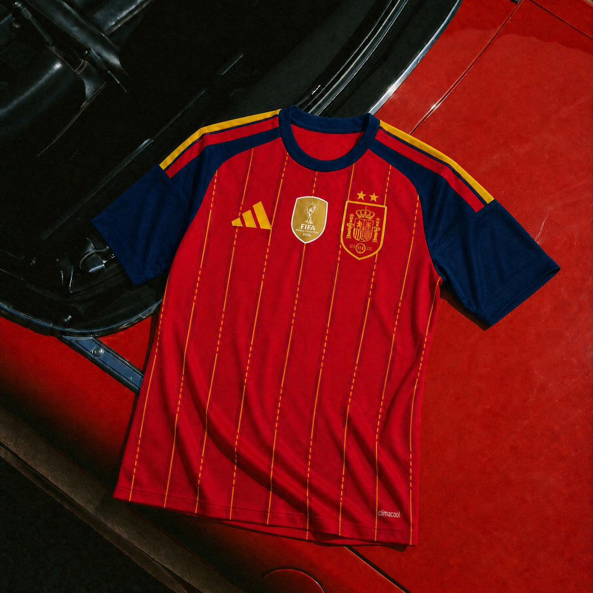 Maglia Home Spagna Vittoria Mondiali 2026 appesa con vista completa del design.