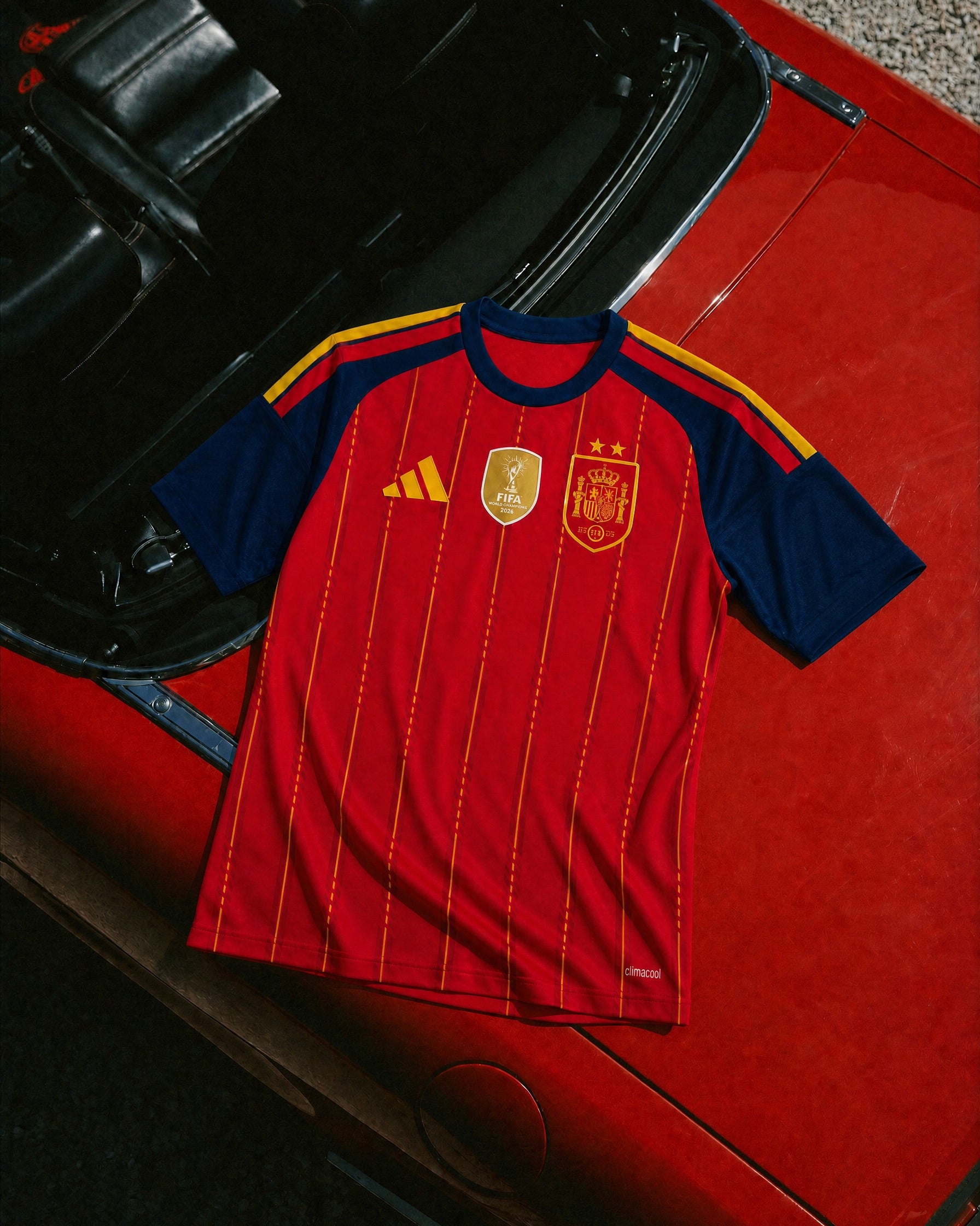 Maglia Home Spagna Vittoria Mondiali 2026 appesa con vista completa del design.