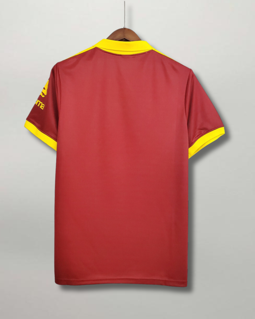 Vista frontale maglia AS Roma 1991/92 home con logo Adidas e stemma giallorosso