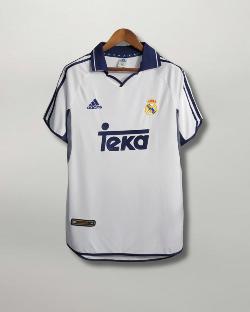 Vista frontale maglia Real Madrid 2000/01 home bianca con logo Adidas e stemma club