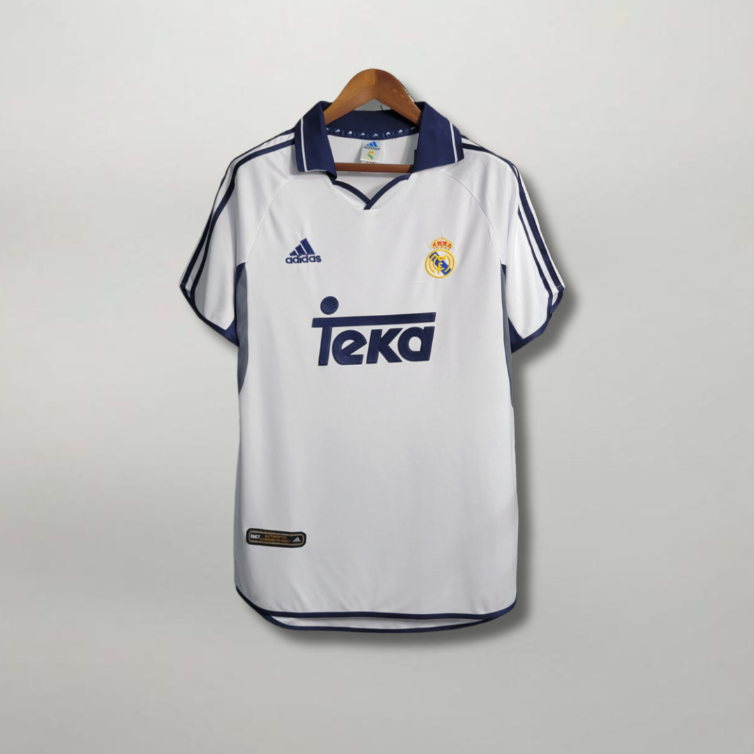 Vista frontale maglia Real Madrid 2000/01 home bianca con logo Adidas e stemma club