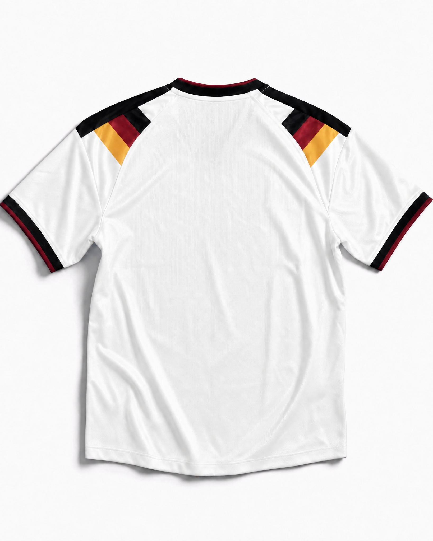 Vista posteriore della maglia bianca della nazionale tedesca 2026 con dettagli tricolore sul colletto