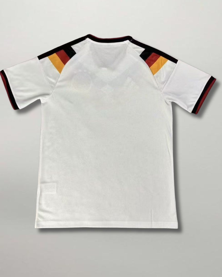 Vista posteriore della maglia bianca della nazionale tedesca 2026 con dettagli tricolore sul colletto