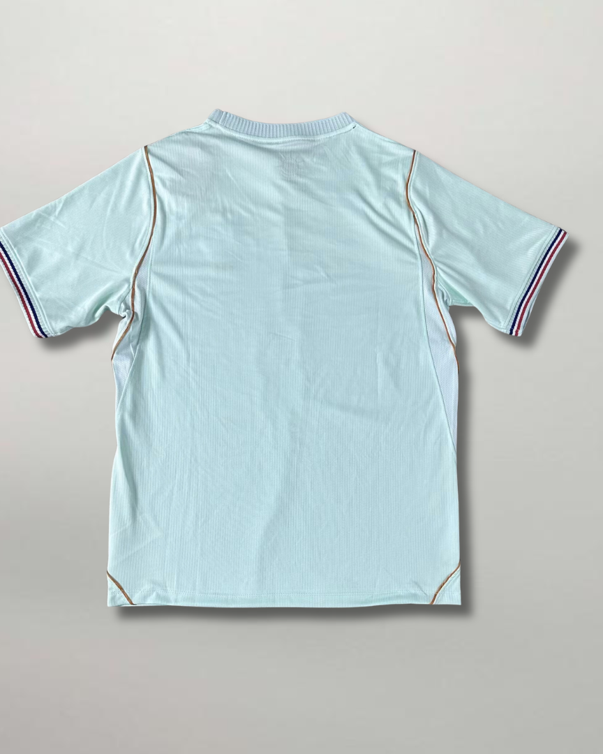 Vista posteriore della maglia da trasferta francese 2026 con dettaglio tricolore sui bordi