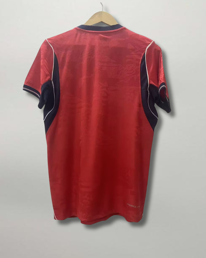 Vista posteriore della maglia da trasferta inglese 2026 con finiture sul colletto e tessuto traspirante