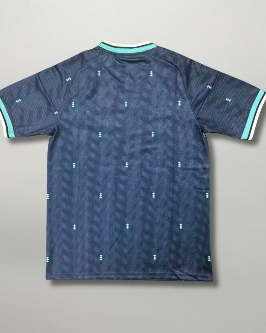 Vista posteriore della maglia da trasferta tedesca 2026 con motivo grafico geometrico all-over