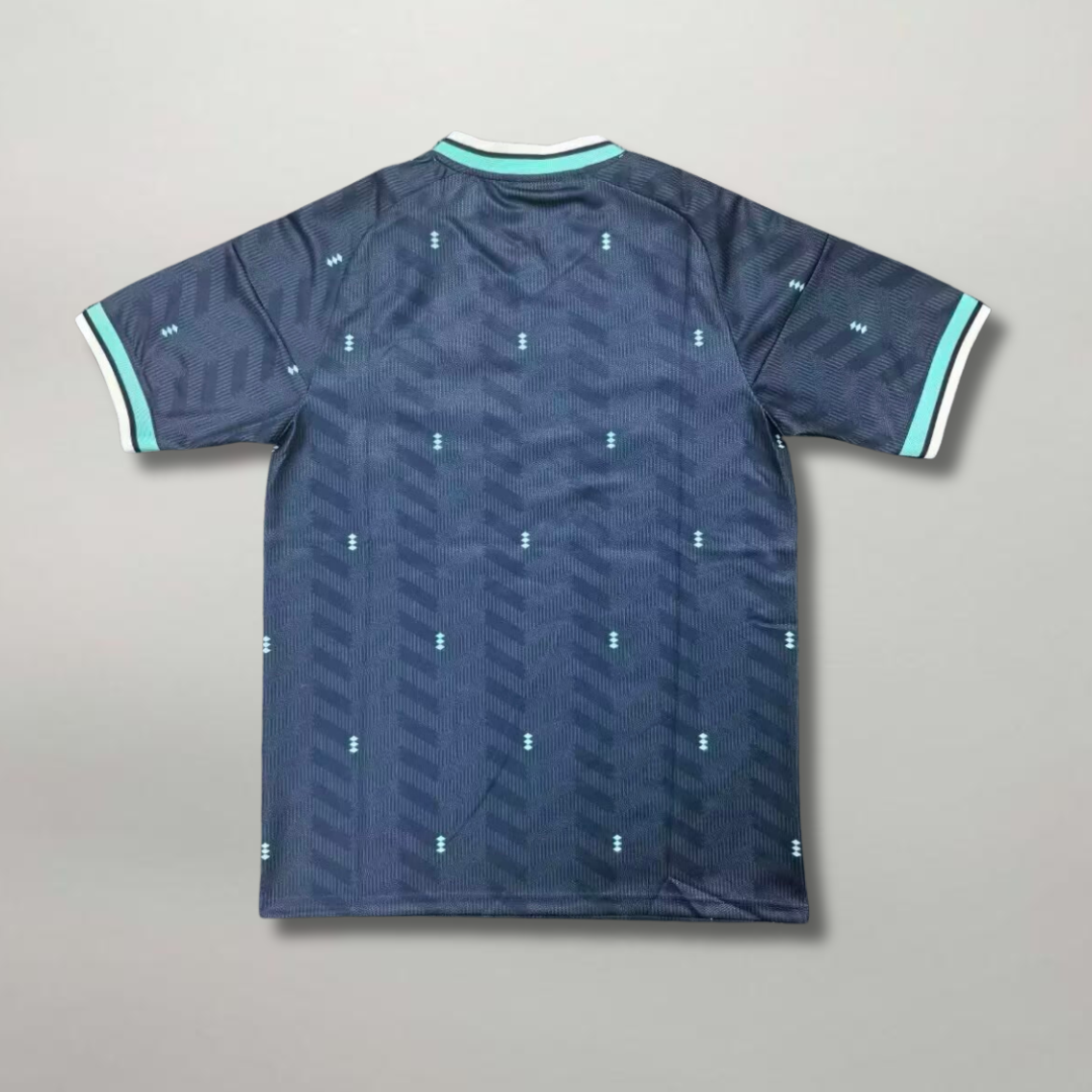 Vista posteriore della maglia da trasferta tedesca 2026 con motivo grafico geometrico all-over