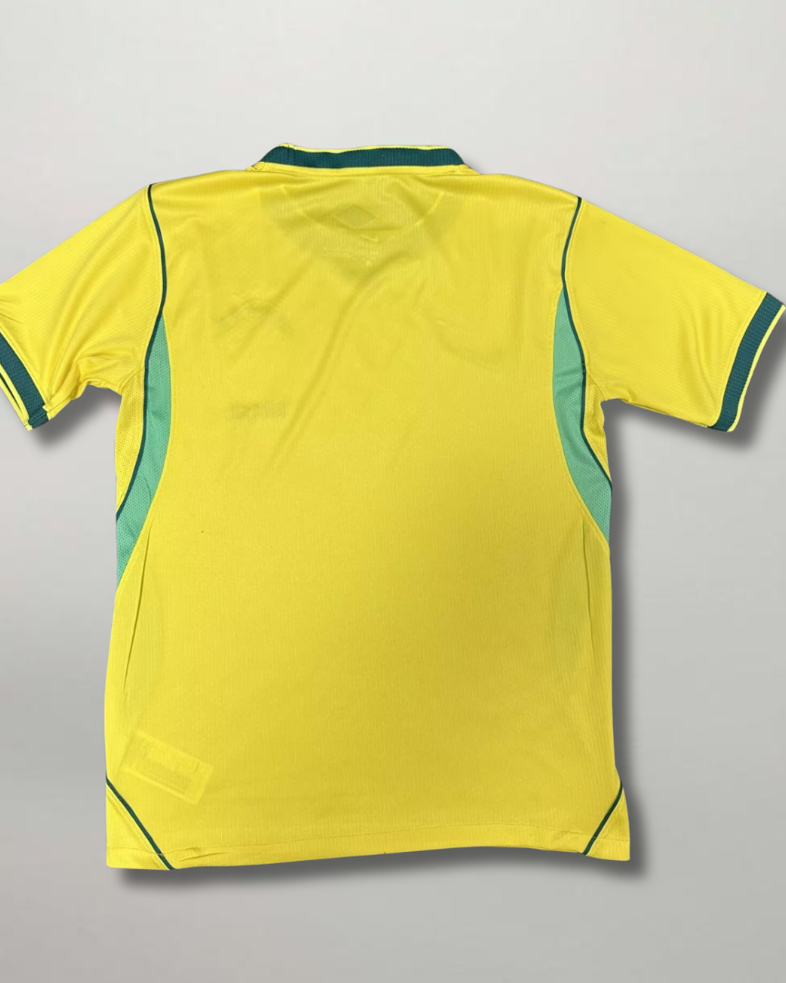Vista posteriore della maglia gialla della nazionale brasiliana 2026 con rifiniture laterali verdi