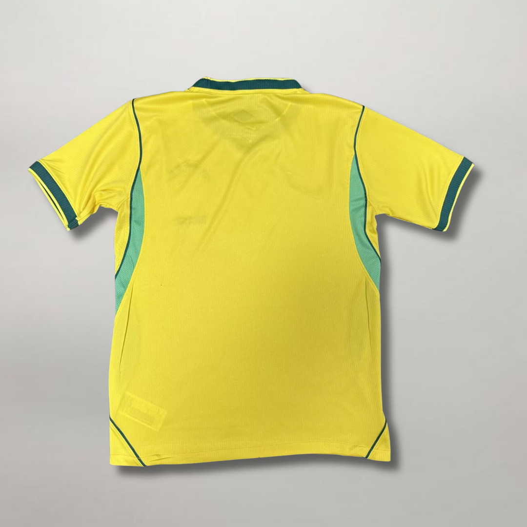 Vista posteriore della maglia gialla della nazionale brasiliana 2026 con rifiniture laterali verdi