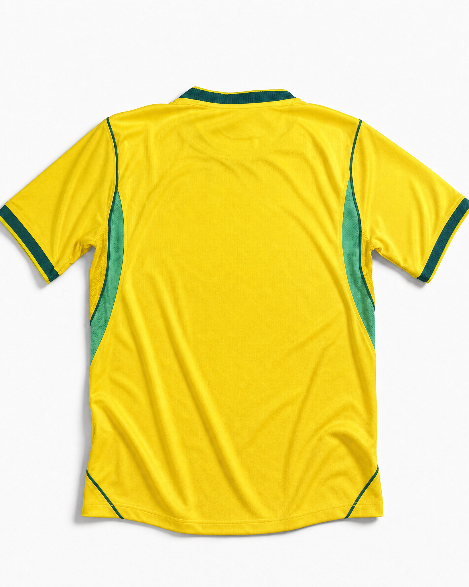 Vista posteriore della maglia gialla della nazionale brasiliana 2026 con rifiniture laterali verdi