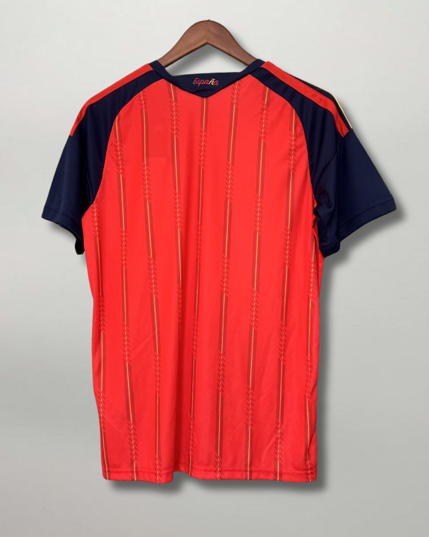 Vista posteriore della maglia rossa della nazionale spagnola 2026 con finiture sul colletto