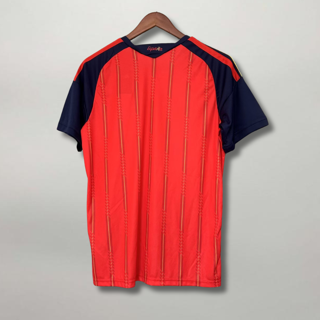 Vista posteriore della maglia rossa della nazionale spagnola 2026 con finiture sul colletto