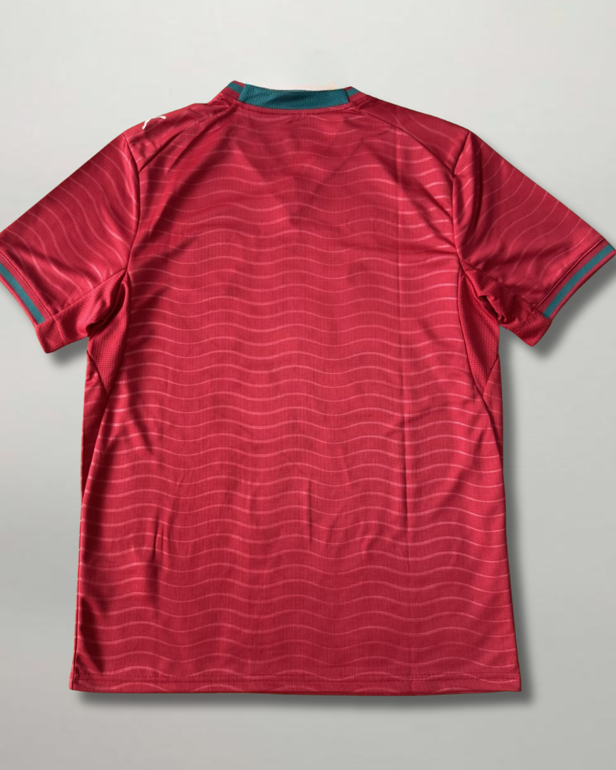 Vista posteriore della maglia rossa nazionale portoghese 2026 con tessuto tecnico traspirante