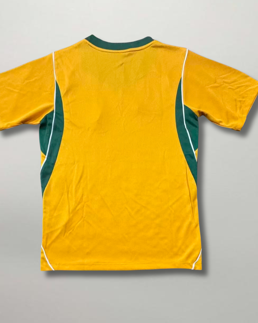Vista posteriore della prima divisa australiana 2026 gialla e verde con colletto bicolore sportivo