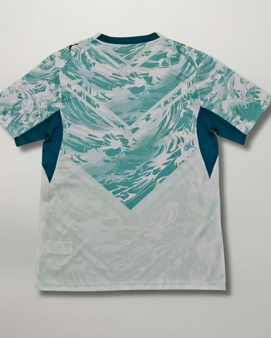 Vista posteriore della seconda maglia portoghese 2026 con motivo artistico all-over e tessuto traspirante