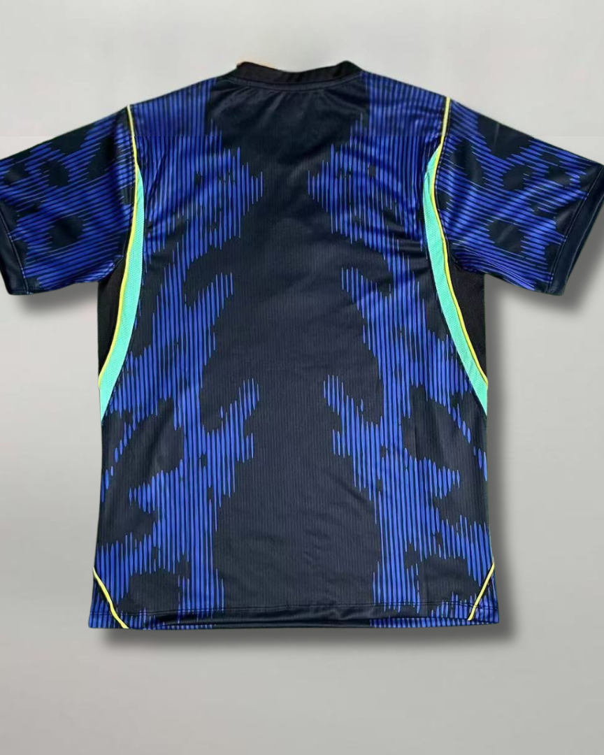 Vista posteriore maglia blu da trasferta della nazionale brasiliana 2026 con motivo grafico dinamico